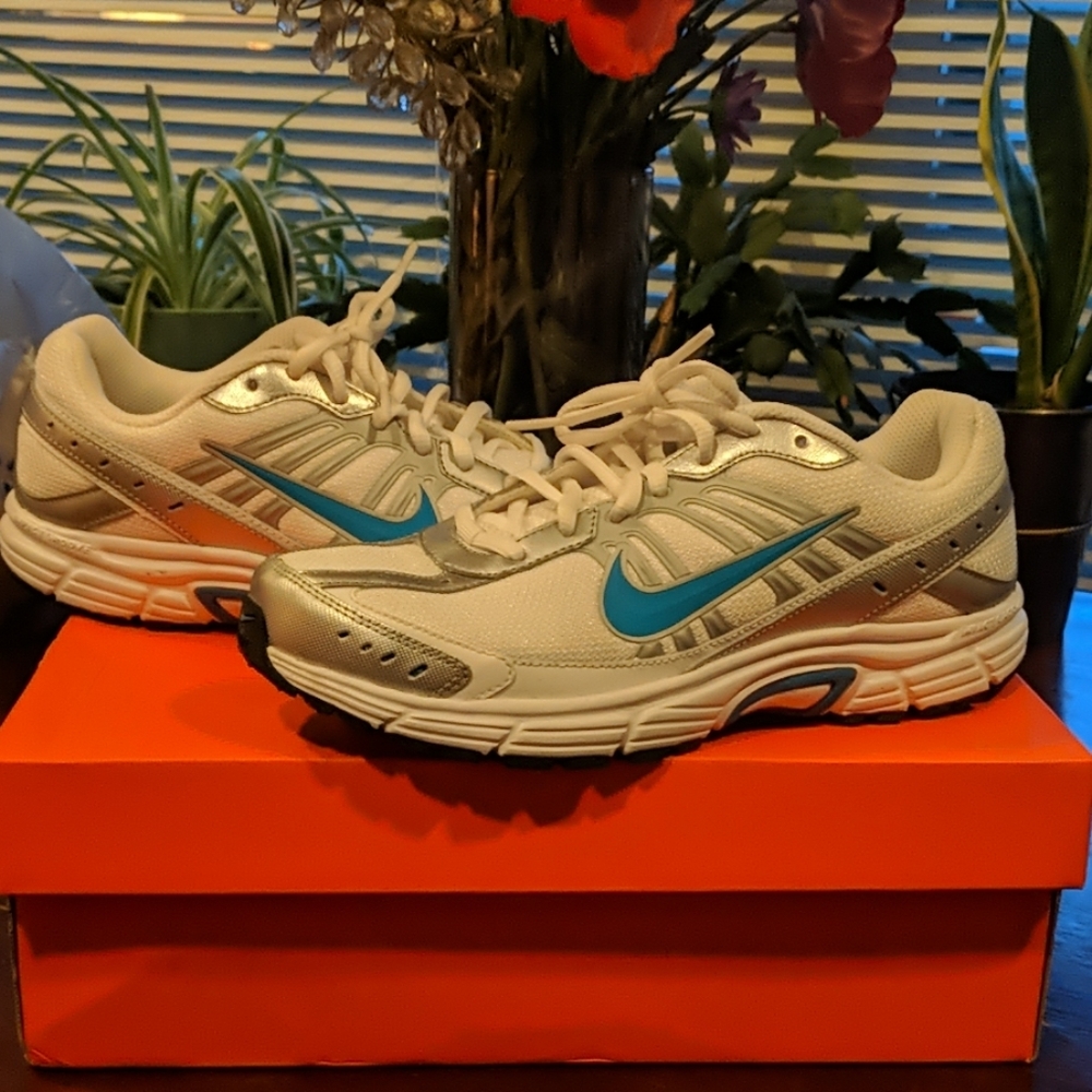 Tennis shoes